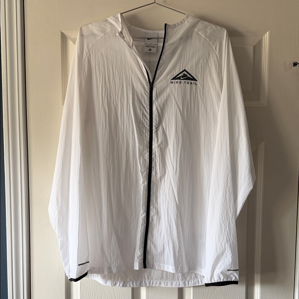 Nike Trail White wind breaker. NWT. Size medium